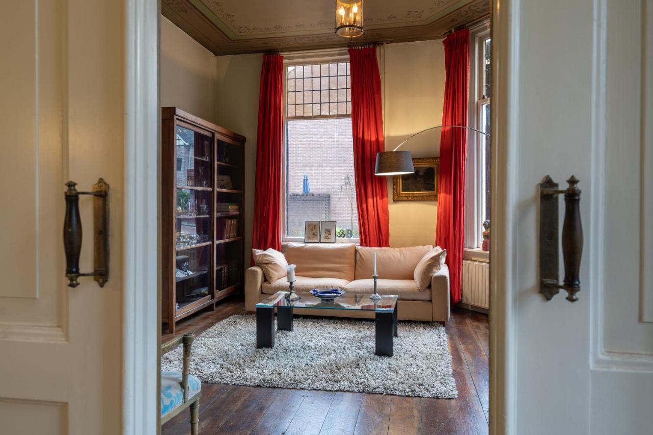 Huis Met De Leeuwenkoppen Dieren Luaran gambar